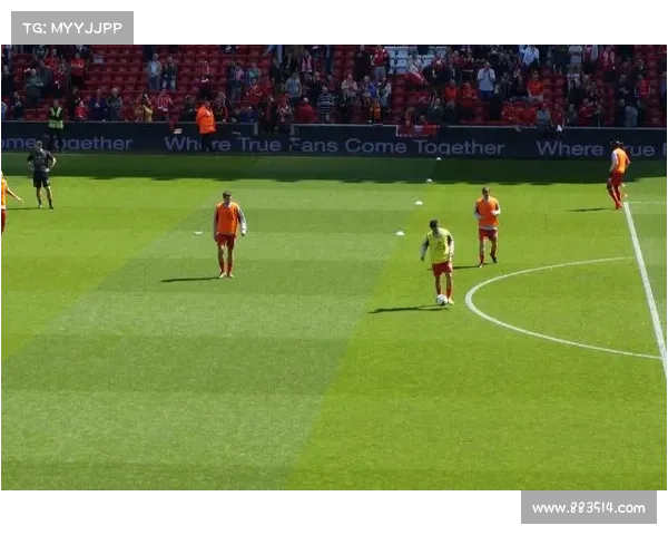 利物浦众将香港 City Walk 探秘星光大道：足球与东方魅力的碰撞